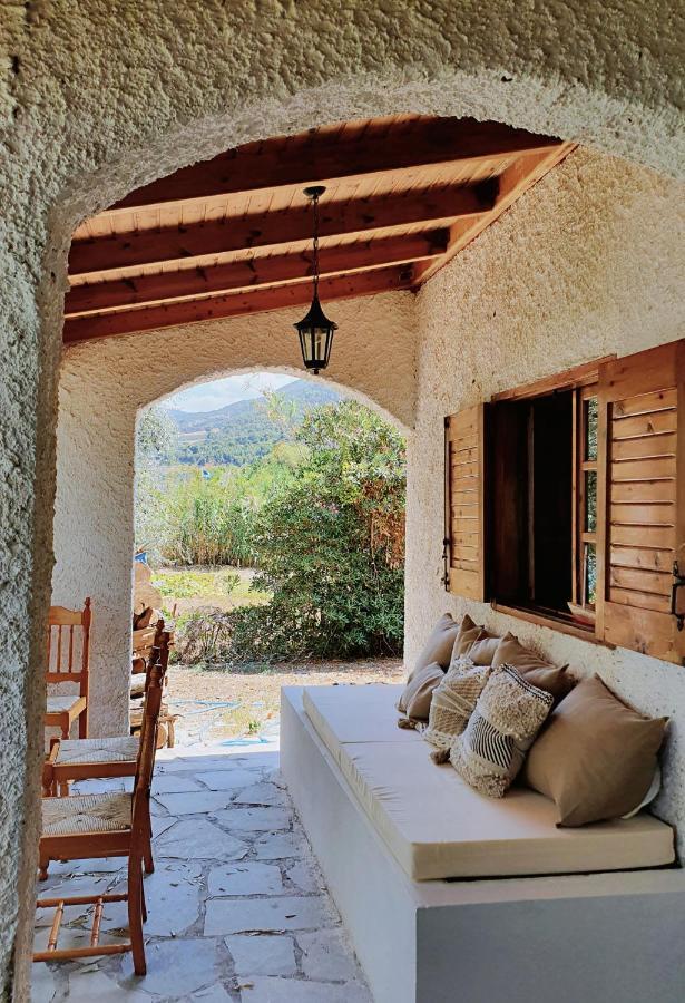 Villa Al-Ari Diakopto Exteriör bild